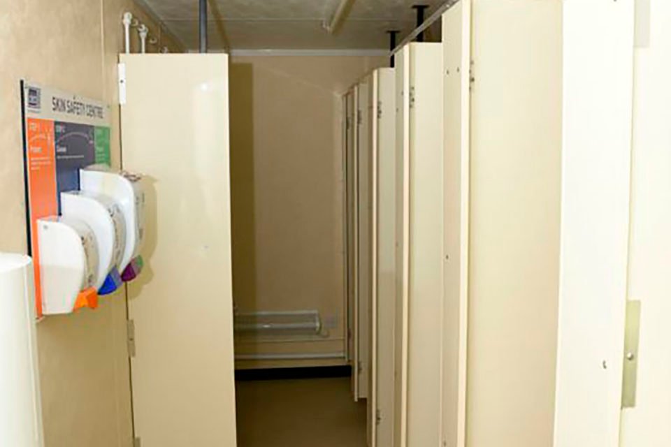 Productfoto: 4+1 stalen toiletunit, 20ft x 9ft | Vandalismebestendige mobiele voorzieningenunit
