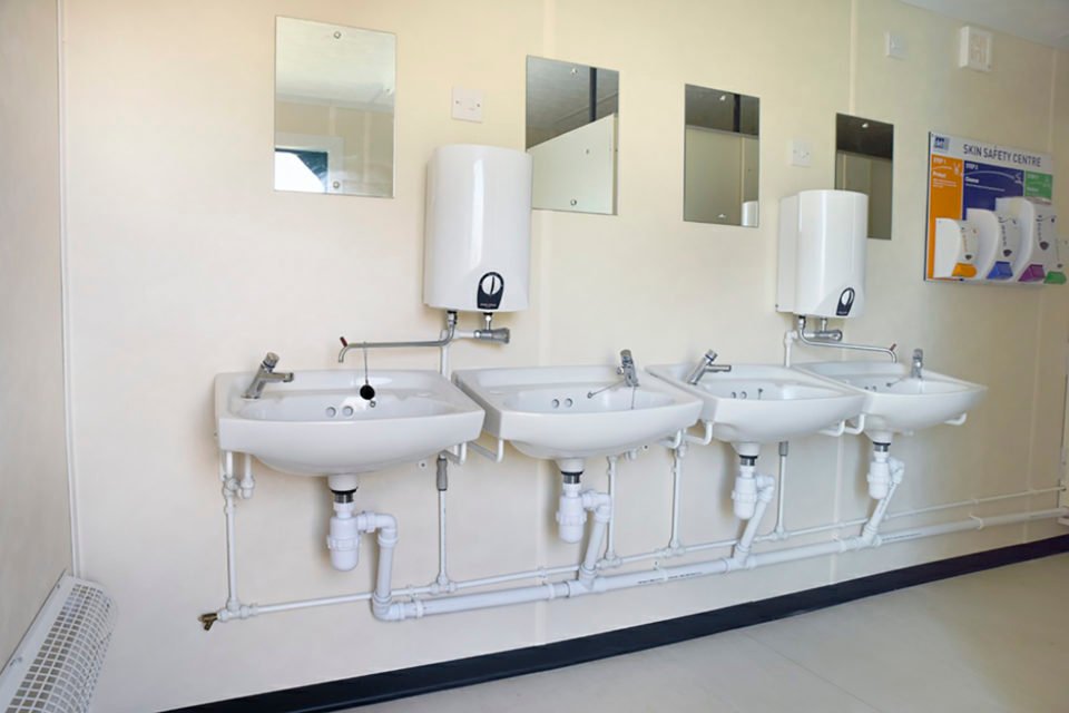 Productfoto: 4+1 stalen toiletunit, 20ft x 9ft | Vandalismebestendige mobiele voorzieningenunit